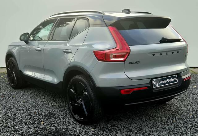 Volvo XC40 2.0 B3 Ultra Black Edition Model jaar 2026 - Panorama dak - R980 interieur - 20"Licht metaal - Alarm - 360 Camera - Two tone zwart dak en spiegelkappen - Privacy glas