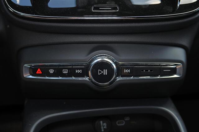 Volvo XC40 B3 Plus Dark - IntelliSafe Assist & Surround - 360º Camera - Harman/Kardon audio - Verwarmde voorstoelen, stuur & achterbank - Parkeersensoren voor & achter - Elektr. bedienb. voorstoelen met geheugen links - Draadloze tel. lader - Standkachel - Extra get
