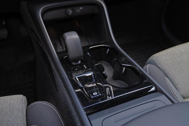 Volvo XC40 B3 Plus Dark - IntelliSafe Assist & Surround - 360º Camera - Harman/Kardon audio - Verwarmde voorstoelen, stuur & achterbank - Parkeersensoren voor & achter - Elektr. bedienb. voorstoelen met geheugen links - Draadloze tel. lader - Standkachel - Extra get