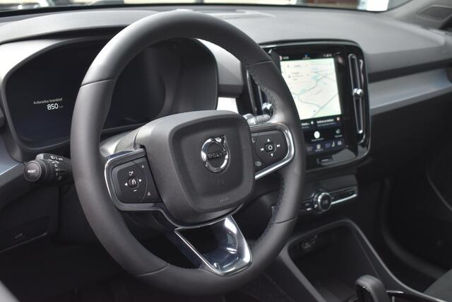 Volvo XC40 B4 Plus Black Edition | Panoramisch Schuif-/Kanteldak | 360 Graden Camera | Google Navigatie | Harman Kardon Premium Sound | Elektrische voorstoelen | Keyless | BLIS | Adaptieve Cruise Control | Pilot Assist | 20 inch Lichtmetalen Velgen | Elektrische Ach
