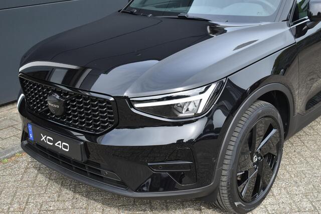 Volvo XC40 B4 Plus Black Edition | Panoramisch Schuif-/Kanteldak | 360 Graden Camera | Google Navigatie | Harman Kardon Premium Sound | Elektrische voorstoelen | Keyless | BLIS | Adaptieve Cruise Control | Pilot Assist | 20 inch Lichtmetalen Velgen | Elektrische Ach