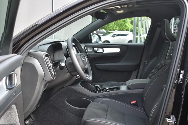 Volvo XC40 B4 Plus Black Edition | Panoramisch Schuif-/Kanteldak | 360 Graden Camera | Google Navigatie | Harman Kardon Premium Sound | Elektrische voorstoelen | Keyless | BLIS | Adaptieve Cruise Control | Pilot Assist | 20 inch Lichtmetalen Velgen | Elektrische Ach