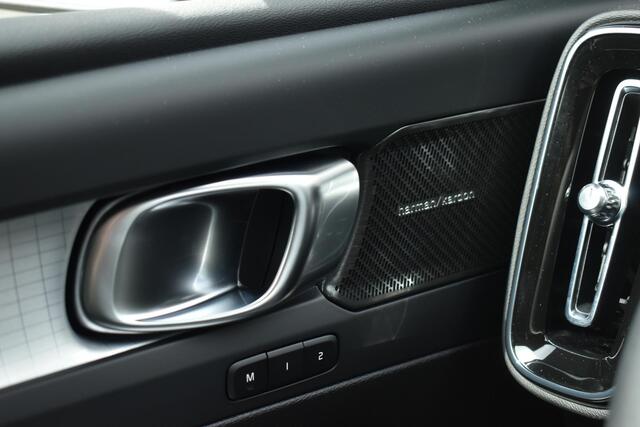 Volvo XC40 B4 Plus Black Edition | Panoramisch Schuif-/Kanteldak | 360 Graden Camera | Google Navigatie | Harman Kardon Premium Sound | Elektrische voorstoelen | Keyless | BLIS | Adaptieve Cruise Control | Pilot Assist | 20 inch Lichtmetalen Velgen | Elektrische Ach