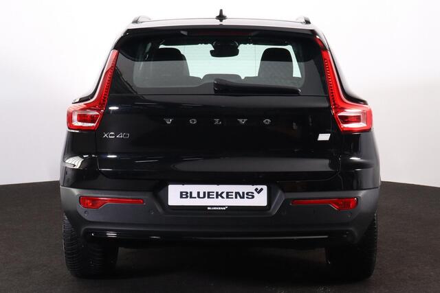 Volvo XC40 Recharge Plus 70 kWh - IntelliSafe Assist & Surround - Parkeercamera achter - Verwarmde voorstoelen & stuur - Parkeersensoren voor & achter - Draadloze tel. lader - Warmtepomp - 20' LMV