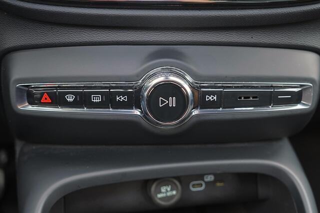 Volvo XC40 Recharge Plus 70 kWh - IntelliSafe Assist & Surround - Parkeercamera achter - Verwarmde voorstoelen & stuur - Parkeersensoren voor & achter - Draadloze tel. lader - Warmtepomp - 20' LMV