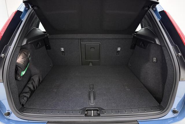 Volvo XC40 2.0 B3 Plus Dark | Harman Kardon | Panoramadak | Lederen bekleding | 360graden camera | Adaptieve Cruise Control | Stoel- stuur verwarming | Pilot Assist | Lane Keeping Aid | Achteruitrijcamera | Google-multimediasysteem | Elektrisch bedienbare achterklep