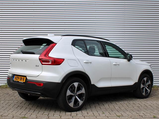 Volvo XC40 2.0 B4 Plus Dark Automaat / All Seasonbanden / Verwarmd voorruit / Trekhaak / Google Navigatie