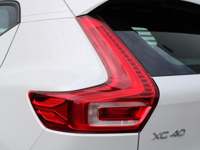 Volvo XC40 2.0 B4 Plus Dark Automaat / All Seasonbanden / Verwarmd voorruit / Trekhaak / Google Navigatie