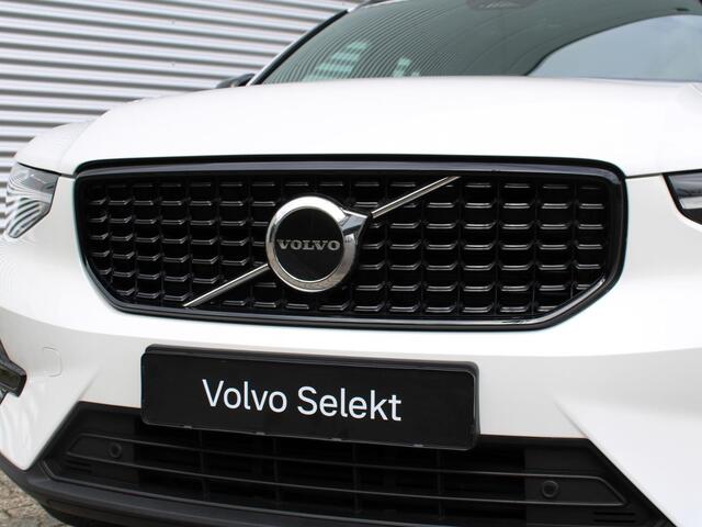 Volvo XC40 2.0 B4 Plus Dark Automaat / All Seasonbanden / Verwarmd voorruit / Trekhaak / Google Navigatie