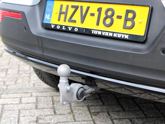 Volvo XC40 2.0 B4 Plus Dark Automaat / All Seasonbanden / Verwarmd voorruit / Trekhaak / Google Navigatie