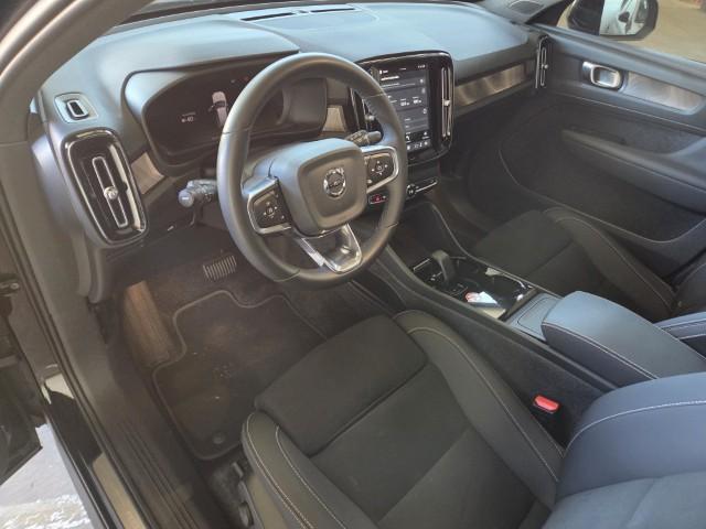 Volvo XC40 Single Motor Extended Range Plus 82 kWh | Adaptieve cruise control | Stoel- en stuurverwarming | Nubuck Interieur | Warmtepomp | 20 inch velgen | Camera |