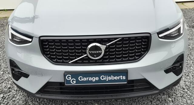 Volvo XC40 2.0 B3 ULTRA Dark Panorama Dak - MY 2026 - 20" Wielen - Lighting pack - Lounge-pakket - Harman Kardon Audio - 360 Camera - Climate - Privacy Glass - R980 Interieur - voorruit verwarming - Power seats met memory