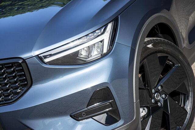 Volvo XC40 2.0 B4 PLUS BLACK EDITION