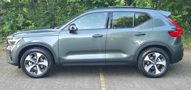 Volvo XC40 2.0 B3 Ultra Dark MY 2026 - 19" Wielen - Panoramadak - Harman Kardon Audio - 360 Cam - Climate - R980 Interieur - warming - Power seats met memory - Full led koplampen - Donkere hemel - Binnenkort beschikbaar