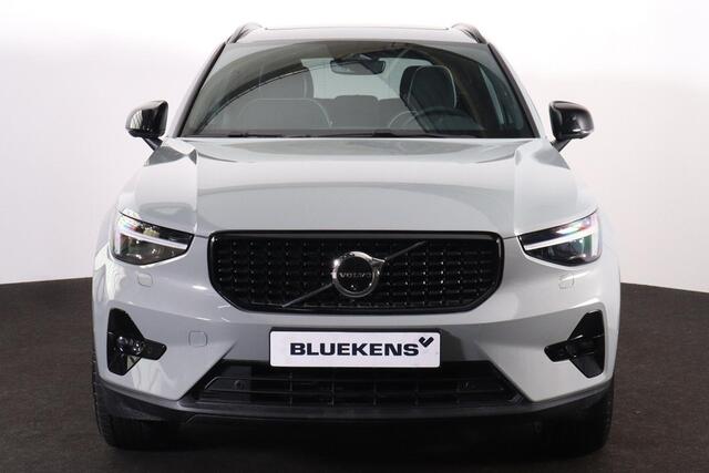 Volvo XC40 B3 Ultra Dark - Panorama/schuifdak - IntelliSafe Assist & Surround - 360º Camera - Harman/Kardon audio - Verwarmde voorstoelen & stuur - Parkeersensoren voor & achter - Elektr. bedienb. voorstoelen met geheugen links - Draadloze tel. lader - Standkachel -