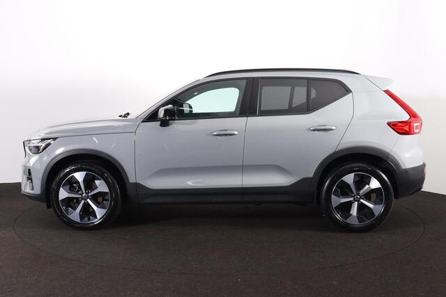 Volvo XC40 B3 Ultra Dark - Panorama/schuifdak - IntelliSafe Assist & Surround - 360º Camera - Harman/Kardon audio - Verwarmde voorstoelen & stuur - Parkeersensoren voor & achter - Elektr. bedienb. voorstoelen met geheugen links - Draadloze tel. lader - Standkachel -