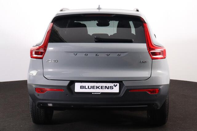 Volvo XC40 B3 Ultra Dark - Panorama/schuifdak - IntelliSafe Assist & Surround - 360º Camera - Harman/Kardon audio - Verwarmde voorstoelen & stuur - Parkeersensoren voor & achter - Elektr. bedienb. voorstoelen met geheugen links - Draadloze tel. lader - Standkachel -