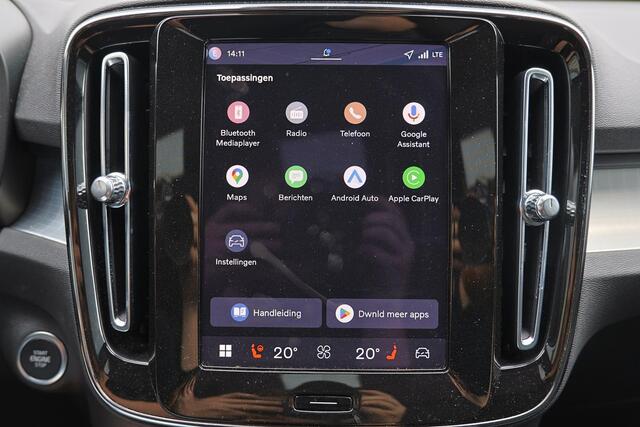 Volvo XC40 B3 Ultra Dark - Panorama/schuifdak - IntelliSafe Assist & Surround - 360º Camera - Harman/Kardon audio - Verwarmde voorstoelen & stuur - Parkeersensoren voor & achter - Elektr. bedienb. voorstoelen met geheugen links - Draadloze tel. lader - Standkachel -