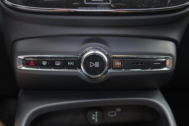 Volvo XC40 B3 Ultra Dark - Panorama/schuifdak - IntelliSafe Assist & Surround - 360º Camera - Harman/Kardon audio - Verwarmde voorstoelen & stuur - Parkeersensoren voor & achter - Elektr. bedienb. voorstoelen met geheugen links - Draadloze tel. lader - Standkachel -