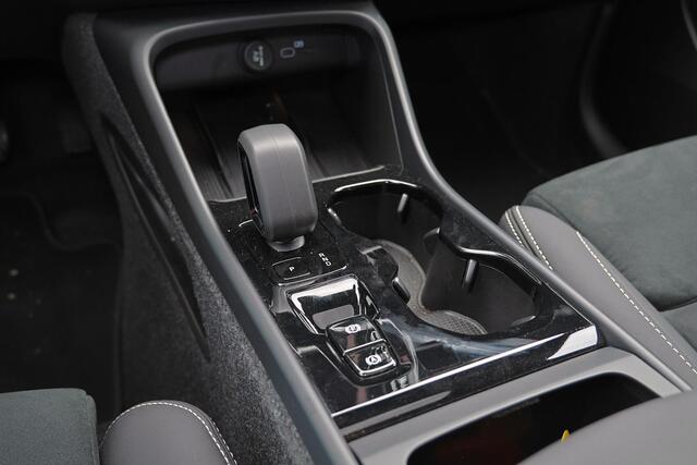 Volvo XC40 B3 Ultra Dark - Panorama/schuifdak - IntelliSafe Assist & Surround - 360º Camera - Harman/Kardon audio - Verwarmde voorstoelen & stuur - Parkeersensoren voor & achter - Elektr. bedienb. voorstoelen met geheugen links - Draadloze tel. lader - Standkachel -