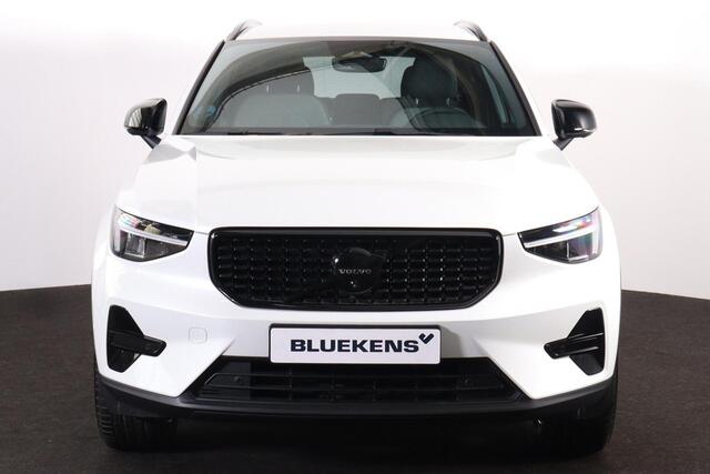 Volvo XC40 B3 Plus Black Edition - IntelliSafe Assist & Surround - 360º Camera - Harman/Kardon audio - Verwarmde voorstoelen & stuur - Parkeersensoren voor & achter - Elektr. bedienb. voorstoelen met geheugen links - Draadloze tel. lader - Standkachel - Extra getint