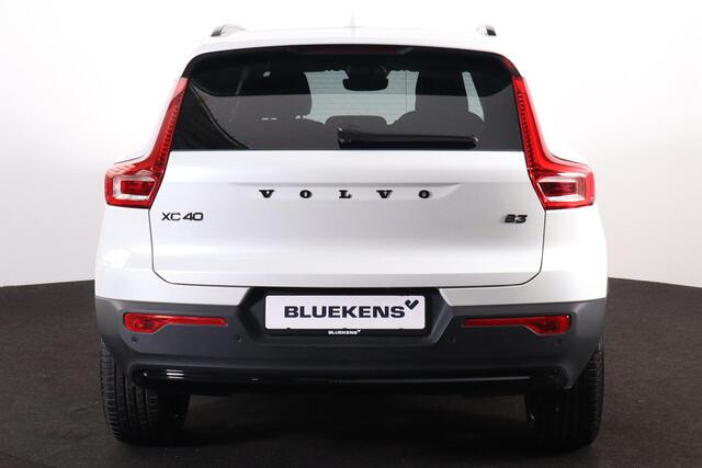 Volvo XC40 B3 Plus Black Edition - IntelliSafe Assist & Surround - 360º Camera - Harman/Kardon audio - Verwarmde voorstoelen & stuur - Parkeersensoren voor & achter - Elektr. bedienb. voorstoelen met geheugen links - Draadloze tel. lader - Standkachel - Extra getint
