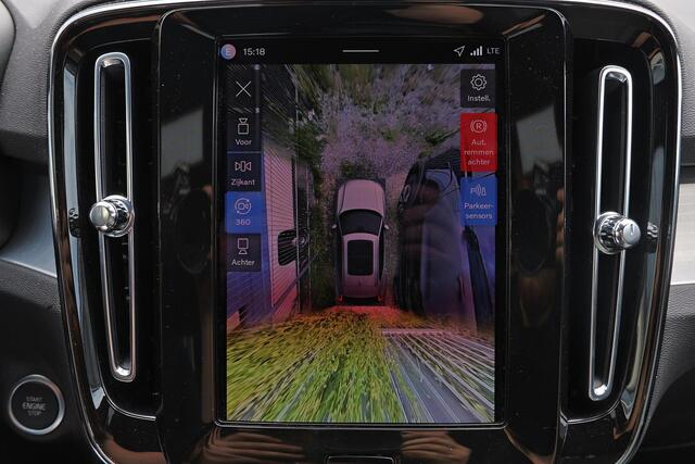 Volvo XC40 B3 Plus Black Edition - IntelliSafe Assist & Surround - 360º Camera - Harman/Kardon audio - Verwarmde voorstoelen & stuur - Parkeersensoren voor & achter - Elektr. bedienb. voorstoelen met geheugen links - Draadloze tel. lader - Standkachel - Extra getint