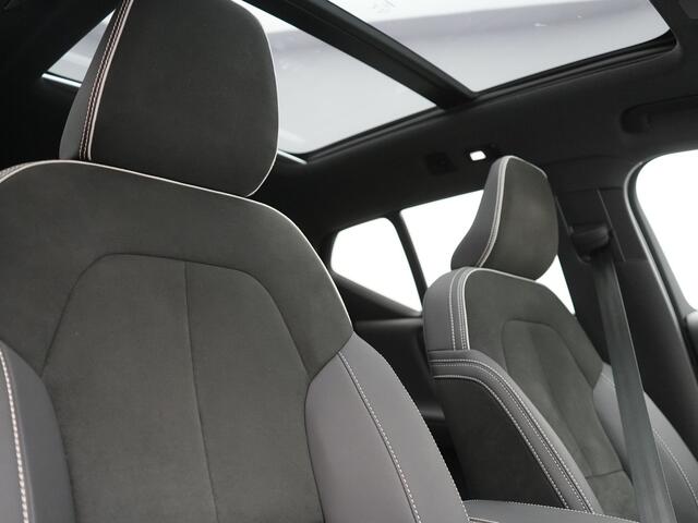 Volvo XC40 Recharge Ultimate 69 kWh 231pk Dealer O.H. | Panodak | Adaptive Cruise | Warmtepomp | 360 Camera | Harman / Kardon | Alcantara Sportstoelen Memory & Verwarmd | Stuur Verwarmd | Keyless | Blis | Apple Carplay | Google Assistent |