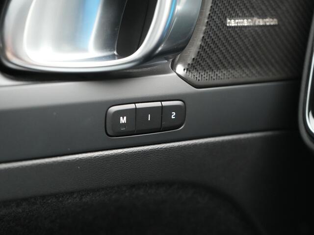 Volvo XC40 Recharge Ultimate 69 kWh 231pk Dealer O.H. | Panodak | Adaptive Cruise | Warmtepomp | 360 Camera | Harman / Kardon | Alcantara Sportstoelen Memory & Verwarmd | Stuur Verwarmd | Keyless | Blis | Apple Carplay | Google Assistent |