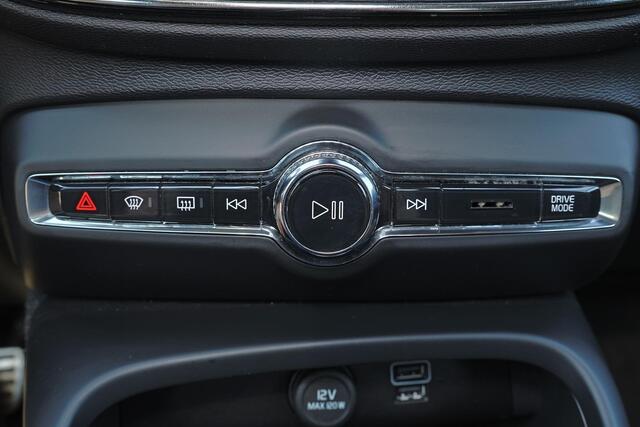 Volvo XC40 T5 Recharge R-Design - Panorama/schuifdak - IntelliSafe Assist & Surround - 360º Camera - Harman/Kardon audio - Parkeersensoren voor & achter - Inklapbare trekhaak - 19' LMV