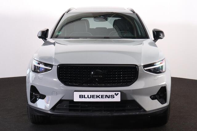 Volvo XC40 B3 Plus Black Edition - Panorama/schuifdak - IntelliSafe Assist & Surround - 360º Camera - Harman/Kardon audio - Verwarmde voorstoelen & stuur - Parkeersensoren voor & achter - Elektr. bedienb. voorstoelen met geheugen links - Draadloze tel. lader - Stand