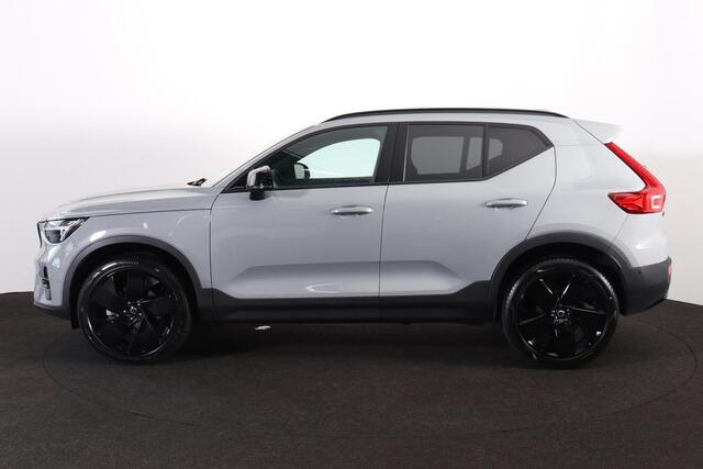 Volvo XC40 B3 Plus Black Edition - Panorama/schuifdak - IntelliSafe Assist & Surround - 360º Camera - Harman/Kardon audio - Verwarmde voorstoelen & stuur - Parkeersensoren voor & achter - Elektr. bedienb. voorstoelen met geheugen links - Draadloze tel. lader - Stand