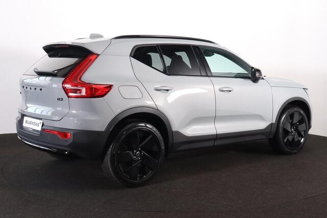 Volvo XC40 B3 Plus Black Edition - Panorama/schuifdak - IntelliSafe Assist & Surround - 360º Camera - Harman/Kardon audio - Verwarmde voorstoelen & stuur - Parkeersensoren voor & achter - Elektr. bedienb. voorstoelen met geheugen links - Draadloze tel. lader - Stand