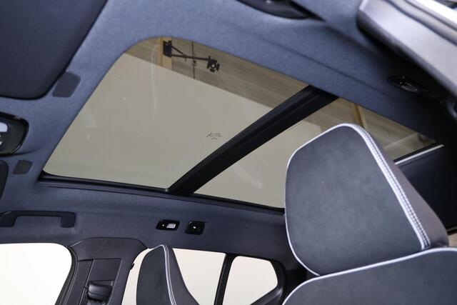Volvo XC40 B3 Plus Black Edition - Panorama/schuifdak - IntelliSafe Assist & Surround - 360º Camera - Harman/Kardon audio - Verwarmde voorstoelen & stuur - Parkeersensoren voor & achter - Elektr. bedienb. voorstoelen met geheugen links - Draadloze tel. lader - Stand