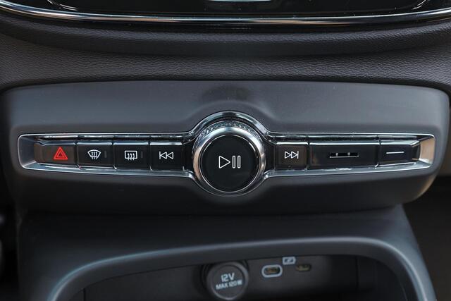 Volvo XC40 B3 Plus Black Edition - Panorama/schuifdak - IntelliSafe Assist & Surround - 360º Camera - Harman/Kardon audio - Verwarmde voorstoelen & stuur - Parkeersensoren voor & achter - Elektr. bedienb. voorstoelen met geheugen links - Draadloze tel. lader - Stand