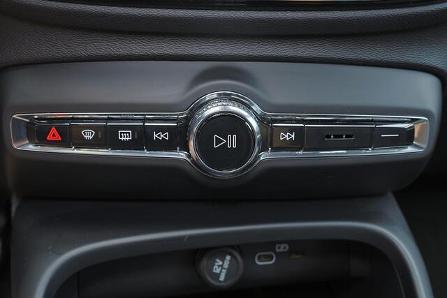 Volvo XC40 B3 Core Bright - IntelliSafe Assist & Surround - Parkeercamera achter - Verwarmde voorstoelen & stuur - Parkeersensoren voor & achter - Extra getint glas - 18' LMV