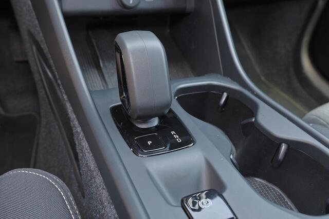 Volvo XC40 B3 Core Bright - IntelliSafe Assist & Surround - Parkeercamera achter - Verwarmde voorstoelen & stuur - Parkeersensoren voor & achter - Extra getint glas - 18' LMV