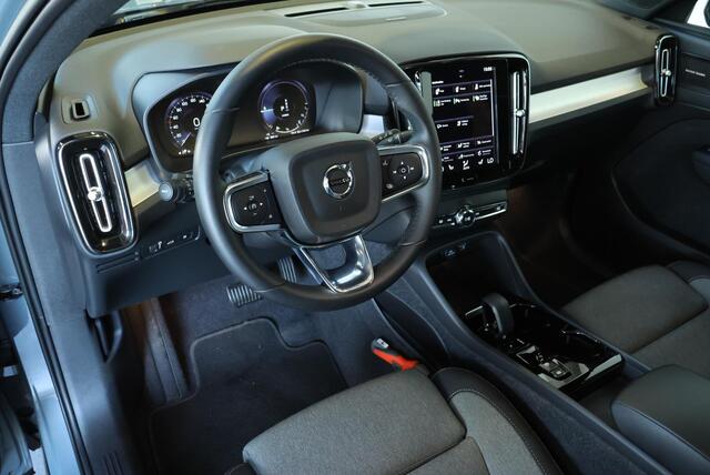 Volvo XC40 1.5 T4 Plug-in hybrid Plus Dark | Panoramadak | Adaptive Cruise Control | Parkeercamera | Parkeersensoren voor + achter | Navigatie | Comfortstoelen | Stoelverwarming | Stuurwielverwarming | Electrische bedienbare voorstoelen