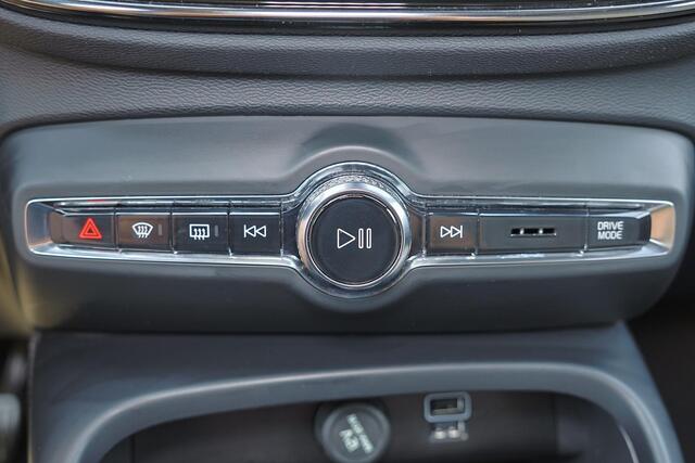 Volvo XC40 T5 Recharge Ultimate Dark - IntelliSafe Assist & Surround - 360º Camera - Harman/Kardon audio - Verwarmde voorstoelen & stuur - Parkeersensoren voor & achter - Elektr. bedienb. voorstoelen met geheugen links - Draadloze tel. lader - Extra getint glas - 19