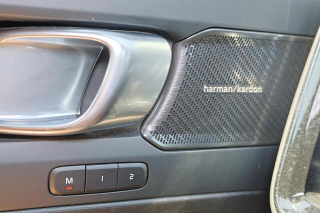 Volvo XC40 T5 Recharge Ultimate Dark - IntelliSafe Assist & Surround - 360º Camera - Harman/Kardon audio - Verwarmde voorstoelen & stuur - Parkeersensoren voor & achter - Elektr. bedienb. voorstoelen met geheugen links - Draadloze tel. lader - Extra getint glas - 19