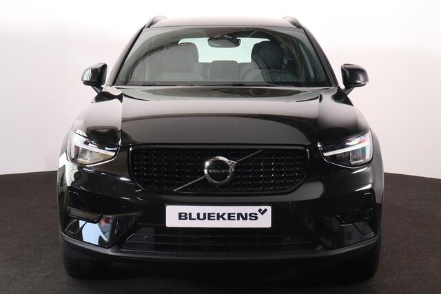 Volvo XC40 B4 Plus Dark - IntelliSafe Assist & Surround - Harman/Kardon audio - Parkeercamera achter - Verwarmde voorstoelen & stuur - Parkeersensoren voor & achter - Elektr. bedienb. voorstoelen met geheugen links - Draadloze tel. lader - Inklapbare trekhaak - 19'