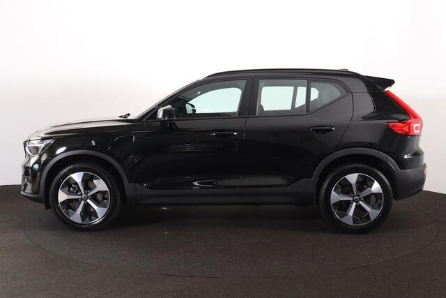 Volvo XC40 B4 Plus Dark - IntelliSafe Assist & Surround - Harman/Kardon audio - Parkeercamera achter - Verwarmde voorstoelen & stuur - Parkeersensoren voor & achter - Elektr. bedienb. voorstoelen met geheugen links - Draadloze tel. lader - Inklapbare trekhaak - 19'