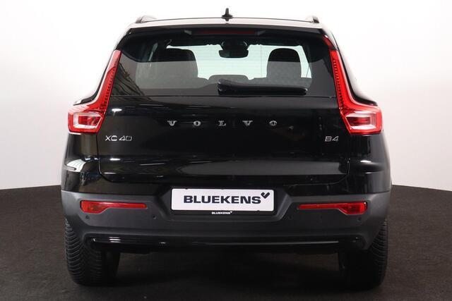Volvo XC40 B4 Plus Dark - IntelliSafe Assist & Surround - Harman/Kardon audio - Parkeercamera achter - Verwarmde voorstoelen & stuur - Parkeersensoren voor & achter - Elektr. bedienb. voorstoelen met geheugen links - Draadloze tel. lader - Inklapbare trekhaak - 19'