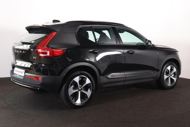 Volvo XC40 B4 Plus Dark - IntelliSafe Assist & Surround - Harman/Kardon audio - Parkeercamera achter - Verwarmde voorstoelen & stuur - Parkeersensoren voor & achter - Elektr. bedienb. voorstoelen met geheugen links - Draadloze tel. lader - Inklapbare trekhaak - 19'