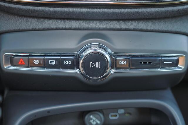 Volvo XC40 B4 Plus Dark - IntelliSafe Assist & Surround - Harman/Kardon audio - Parkeercamera achter - Verwarmde voorstoelen & stuur - Parkeersensoren voor & achter - Elektr. bedienb. voorstoelen met geheugen links - Draadloze tel. lader - Inklapbare trekhaak - 19'