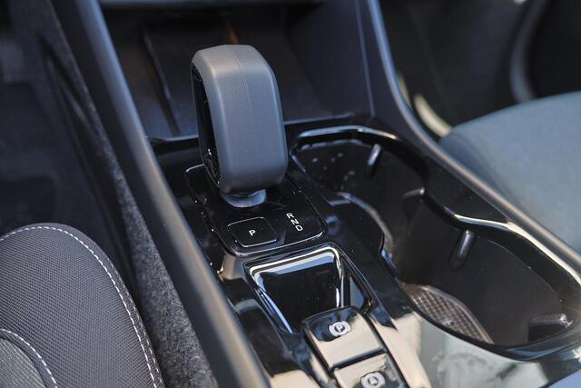 Volvo XC40 B4 Plus Dark - IntelliSafe Assist & Surround - Harman/Kardon audio - Parkeercamera achter - Verwarmde voorstoelen & stuur - Parkeersensoren voor & achter - Elektr. bedienb. voorstoelen met geheugen links - Draadloze tel. lader - Inklapbare trekhaak - 19'