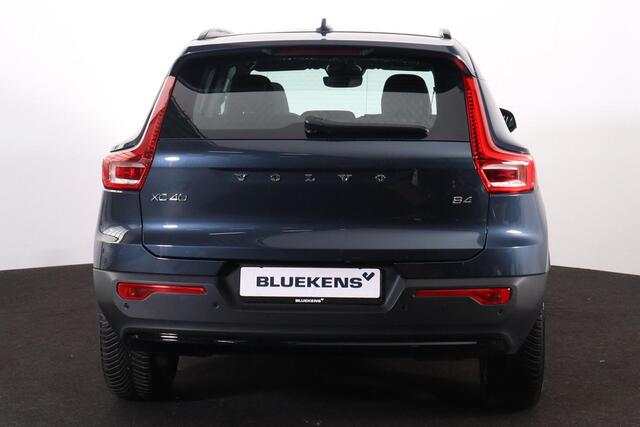 Volvo XC40 B4 Plus Dark - IntelliSafe Assist & Surround - Harman/Kardon audio - Parkeercamera achter - Verwarmde voorstoelen & stuur - Parkeersensoren voor & achter - Elektr. bedienb. voorstoelen met geheugen links - Draadloze tel. lader - Inklapbare trekhaak - 19' 