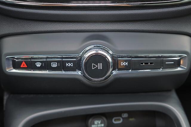 Volvo XC40 B4 Plus Dark - IntelliSafe Assist & Surround - Harman/Kardon audio - Parkeercamera achter - Verwarmde voorstoelen & stuur - Parkeersensoren voor & achter - Elektr. bedienb. voorstoelen met geheugen links - Draadloze tel. lader - Inklapbare trekhaak - 19' 