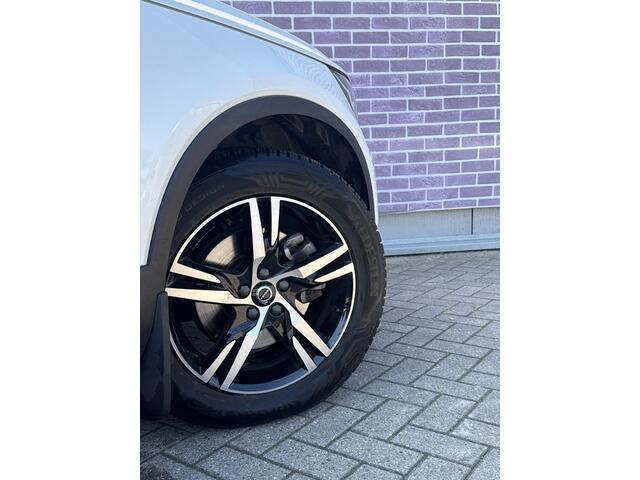 Volvo XC40 2.0 B3 Plus Dark | Trekhaak | 360 Graden Camera | Parkeersensoren | Lederen Bekleding | Stoelverwarming | Verwarmbare voorruit | All-Season banden | Cruise Control Adaptief | BLIS | Keyless Entry | Elektrische Achterklep | Navigatie