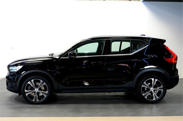 Volvo XC40 1.5 T4 Recharge 155kW/211pk DCT7 Inscription ADAPT.CRUISE + PILOT ASSIST + NAPPA LEER + NAVI SENSUS + LANE ASSIST + STUUR-&STOELVERWARMING + CAMERA + STYLING PAKKET + KEYLESS ENTRY&GO + EL.TREKHAAK + PARKSENSOREN V&A + 19" LM-VELGEN!!